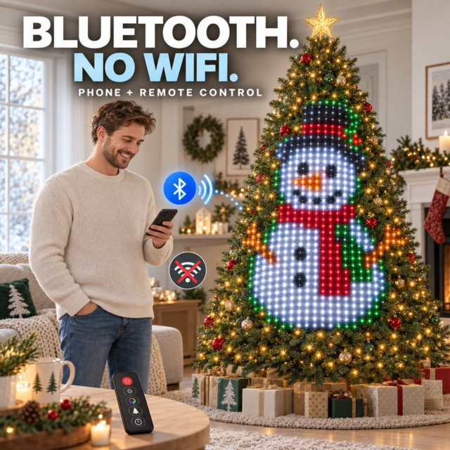 Person steuert einen Weihnachtsbaum mit LED-Beleuchtung per Smartphone